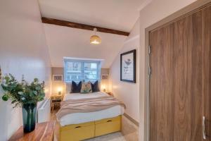 Giường trong phòng chung tại The Station Loft City Centre 1-Bed Apartment +9 ảnh