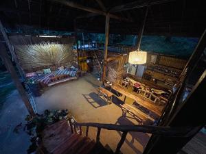 Jungle bar Resto & Cottages的庭院或其他户外区域