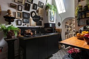 uma cozinha com um lavatório e uma mesa de madeira em A writer's flat em Paris