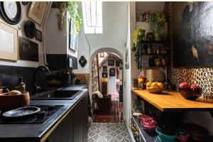 - une cuisine avec un évier et un comptoir dans l'établissement A writer's flat, à Paris