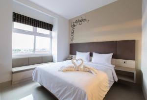 Tempat tidur dalam kamar di Sparks Odeon Sukabumi, ARTOTEL Curated