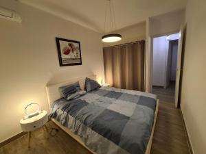 sypialnia z dużym łóżkiem i umywalką w obiekcie Appartement rénové indépendant avec garage au centre du village w mieście Saint-Florent