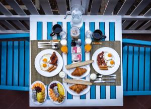 ルアンパバーンにあるVilla Mira Heritageのテーブル(朝食用の食材付)