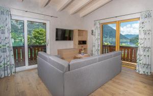 TV a/nebo společenská místnost v ubytování Seehotel St Hubertus