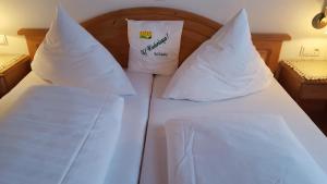 Gasthof Bad Sonnenberg房間的床