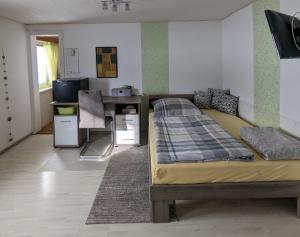 a bedroom with a bed and a desk in it at Landhaus "Kühler Morgen", Appartement mit 140er Futonbett, Teeküche, Bad 