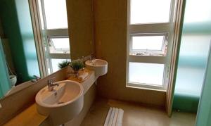 Kamar mandi di Sparks Odeon Sukabumi, ARTOTEL Curated