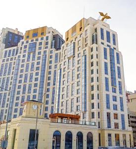 un gran edificio con un reloj encima en Rechnaya, en Astana