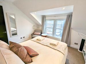 ケンブリッジにあるKoala & Tree - 1 & 2 bed apartments in Cambridge city centre Short Lets & Serviced Accommodationのベッドルーム(大型ベッド1台、窓付)