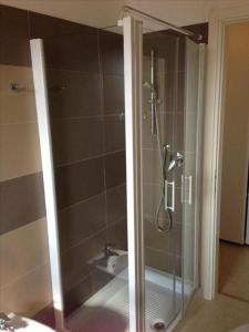 uma cabina de duche na casa de banho com um lavatório em Villaggio Hemingway - Family Aparthotel em Caorle