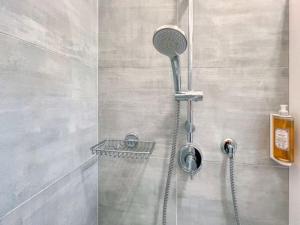 uma casa de banho com uma cabeça de chuveiro em Hotel Vienna em Gabicce Mare