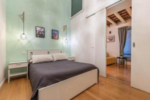 een slaapkamer met een bed in een kamer bij Casa Abbanniata a Ballaro' in Palermo