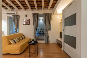 een woonkamer met een bank en een televisie bij Casa Abbanniata a Ballaro' in Palermo