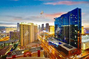 una vista de una ciudad con muchos edificios altos en Amalz Balcony Suites at Mgm Signature !, en Las Vegas