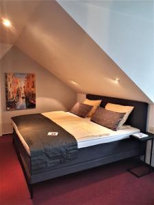 Postel nebo postele na pokoji v ubytování Hotel Neuenfels + 37 fotografií