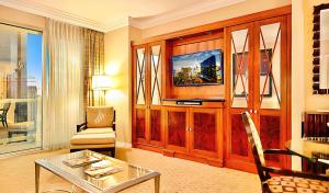 Sala de estar con mesa de centro de cristal y TV en Amalz Balcony Suites at Mgm Signature !, en Las Vegas 23 fotos más