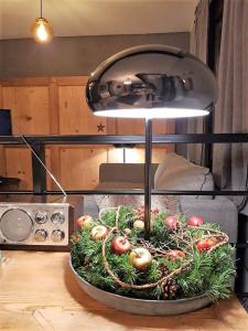貝格海姆的住宿－Gîte Le Dandelion, charme et confort，一张桌子,上面展示着水果和蔬菜