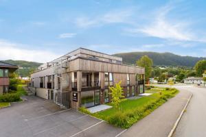 欧坎哥Norpark Romutleie的建筑物前的空停车场