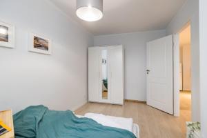 Posteľ alebo postele v izbe v ubytovaní ShortStayPoland Grzybowska (B73)