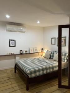sypialnia z łóżkiem i lustrem w obiekcie Island House Rentals 48 w mieście Ko Samet