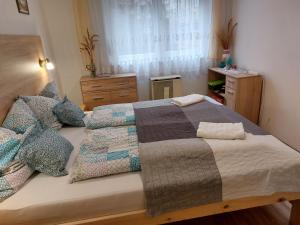 Posteľ alebo postele v izbe v ubytovaní Budaiapertment