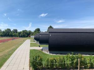 马里博Danhostel Maribo的公园里的建筑物