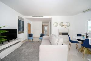 uma sala de estar branca com um sofá branco e uma mesa em Marina Pearl Deluxe Lagos Apartment by Ideal Homes em Lagos