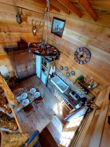 an overhead view of a kitchen in a log cabin at Cabane insolite TOUT CONFORT Chalet Gites Luzy Morvan Bourgogne in Luzy