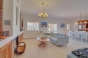 樓爾的住宿－Casa de Apra by Portucasa，客厅配有沙发和桌子