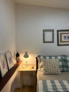 - une chambre avec un lit et une table avec une lampe dans l'établissement Island House Rentals 48, à Ko Samet