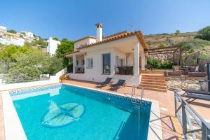 eine Villa mit einem Pool und einem Haus in der Unterkunft Villa Isabelle in L'Escala