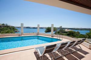 Bazén v ubytování VILLA LANTANA Lujo y estilo con vistas únicas al puerto de Mahón nebo v jeho okolí