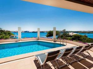 Bazén v ubytování VILLA LANTANA Lujo y estilo con vistas únicas al puerto de Mahón nebo v jeho okolí