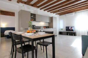 a kitchen and dining room with a table and chairs at Residence Modern Art in Venice