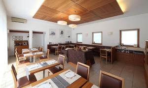 une salle à manger avec des tables et des chaises en bois dans l'établissement Agritur Ponte Alto, à Trente