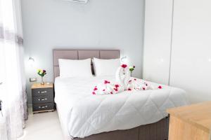 Postel nebo postele na pokoji v ubytování Sebastian Luxury Homes + 37 fotografií