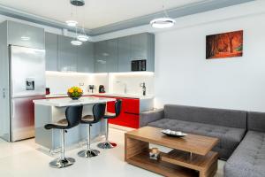 un soggiorno con divano e tavolo di Sebastian Apartment & Studio RHODOS a Afantou