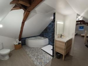 łazienka z toaletą, wanną i umywalką w obiekcie Grande, belle maison de ville idéale 24 h du Mans w mieście Vaas +14 zdjęć