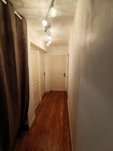 Zdjęcie z galerii obiektu Grande, belle maison de ville idéale 24 h du Mans w mieście Vaas