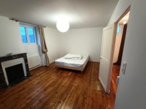 Łóżko lub łóżka w pokoju w obiekcie Grande, belle maison de ville idéale 24 h du Mans