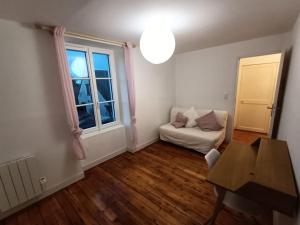 Łóżko lub łóżka w pokoju w obiekcie Grande, belle maison de ville idéale 24 h du Mans