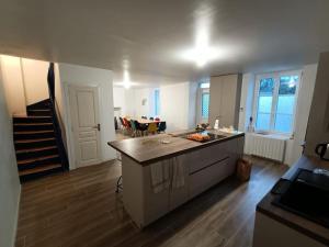 kuchnia i salon z blatem i stołem w obiekcie Grande, belle maison de ville idéale 24 h du Mans w mieście Vaas