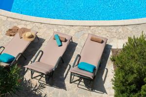 Basen w obiekcie Hvaretta Villas lub w pobliżu