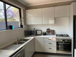 Η κουζίνα ή μικρή κουζίνα στο Exquisite one bedroomed apartment - 2043