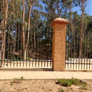 una puerta con un pilar de ladrillo junto a una valla en bosques del tabo, primer piso, estacionamiento, en El Tabo