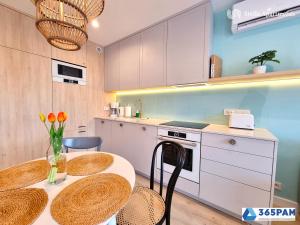 Kuchyňa alebo kuchynka v ubytovaní Apartamenty w Gąskach - 365PAM