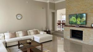 Zona d'estar a Commodious and Contemporary double home - 2042