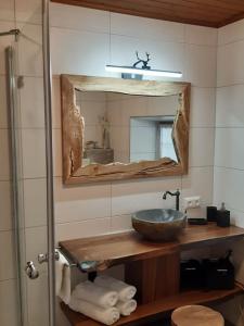 y baño con lavabo y espejo. en Droneberger-Hütte, 