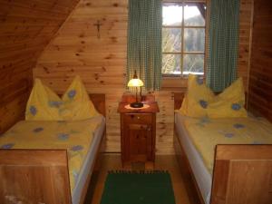 1 dormitorio con 2 camas en una cabaña de madera en Droneberger-Hütte, 