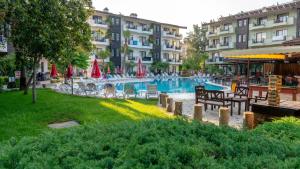 Bazén v ubytování LEMAS SUITE HOTEL nebo v jeho okolí